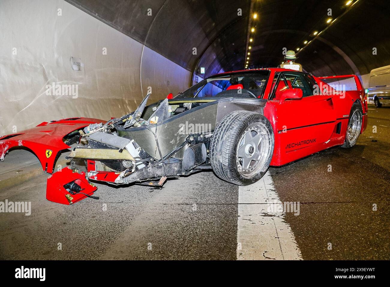 Verkehrsunfall mit Ferrari F40 im Engelbergtunnel auf der A81 in Richtung Stuttgart: Personenschaden 21.04.2024: Infos zum Fahrzeug: FERRARI F40 , Baujahr: 1990 , Leistung: 478 PS. Alle Fahrzeugdaten zu genau diesem Fahrzeug: https://www.mechatronik.de/verkauf/fahrzeugangebote/ferrari-f40/ Ein schwerer Verkehrsunfall ereignete sich heute im Engelbergtunnel auf der A81 in Fahrtrichtung Stuttgart. Ein Ferrari war in den Vorfall verwickelt, der zu Personenschaden führte. Nach den vorliegenden Informationen ereignete sich der Unfall am Sonntagvormittag im Bereich des Engelbergtunnels. Ein roter Fe Stock Photo