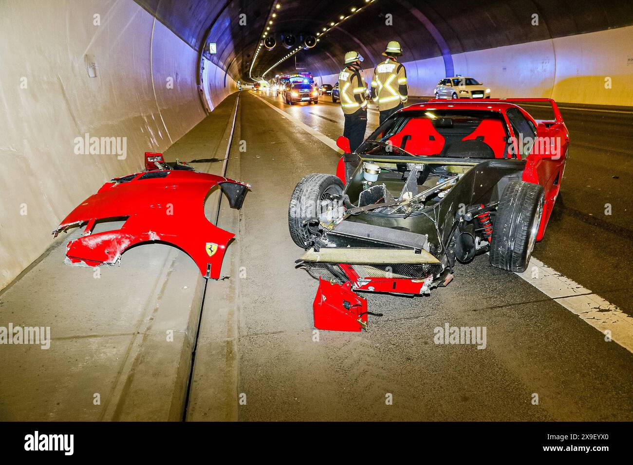 Verkehrsunfall mit Ferrari F40 im Engelbergtunnel auf der A81 in Richtung Stuttgart: Personenschaden 21.04.2024: Infos zum Fahrzeug: FERRARI F40 , Baujahr: 1990 , Leistung: 478 PS. Alle Fahrzeugdaten zu genau diesem Fahrzeug: https://www.mechatronik.de/verkauf/fahrzeugangebote/ferrari-f40/ Ein schwerer Verkehrsunfall ereignete sich heute im Engelbergtunnel auf der A81 in Fahrtrichtung Stuttgart. Ein Ferrari war in den Vorfall verwickelt, der zu Personenschaden führte. Nach den vorliegenden Informationen ereignete sich der Unfall am Sonntagvormittag im Bereich des Engelbergtunnels. Ein roter Fe Stock Photo