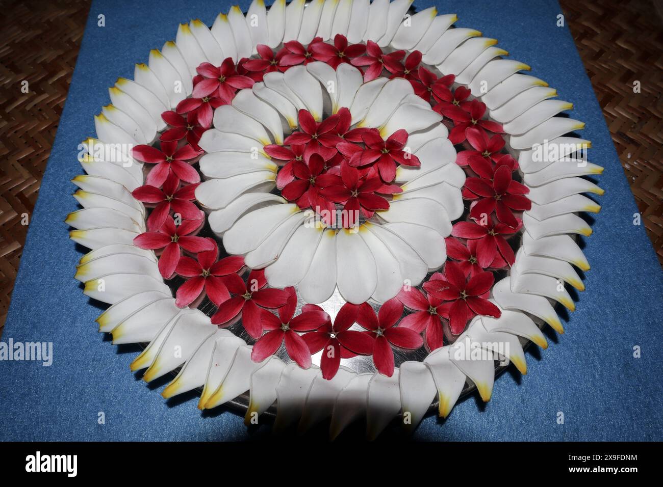 Aarti ki Thali or Puja thaali decorated with fresh flowers. Aarti thali