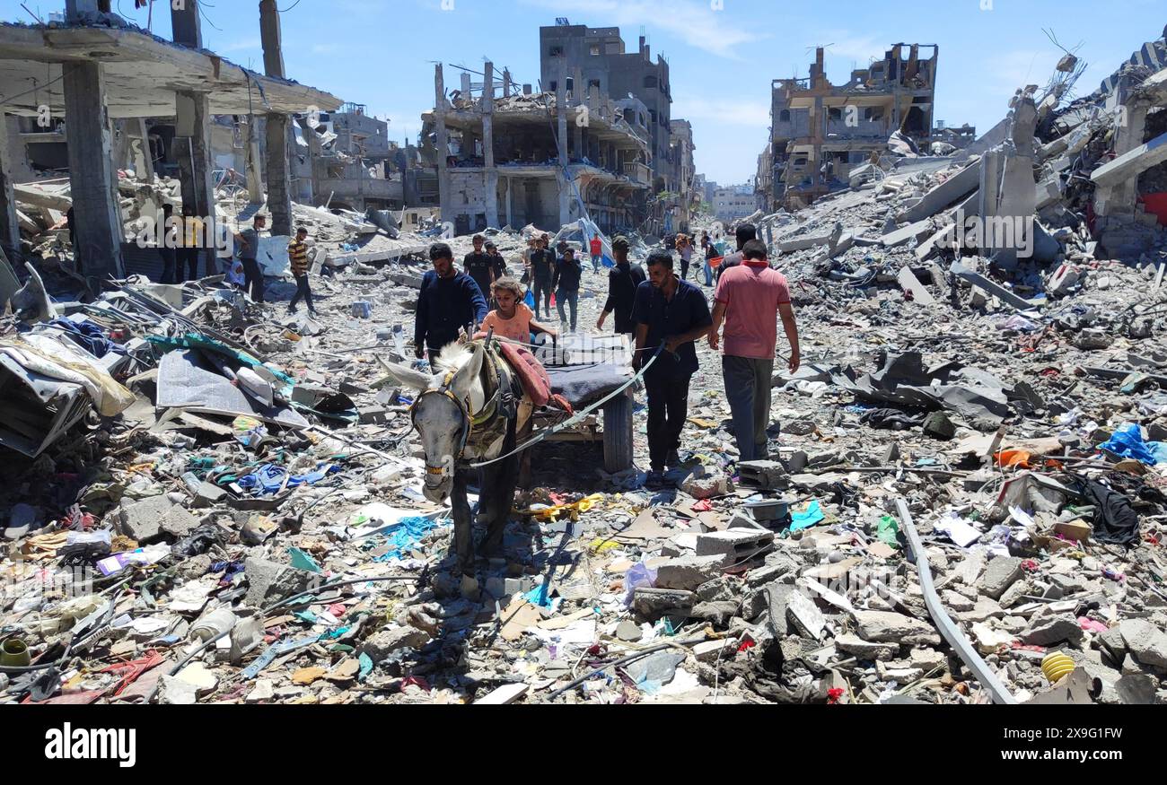Palestinians return to their homes following the withdrawal of the ...