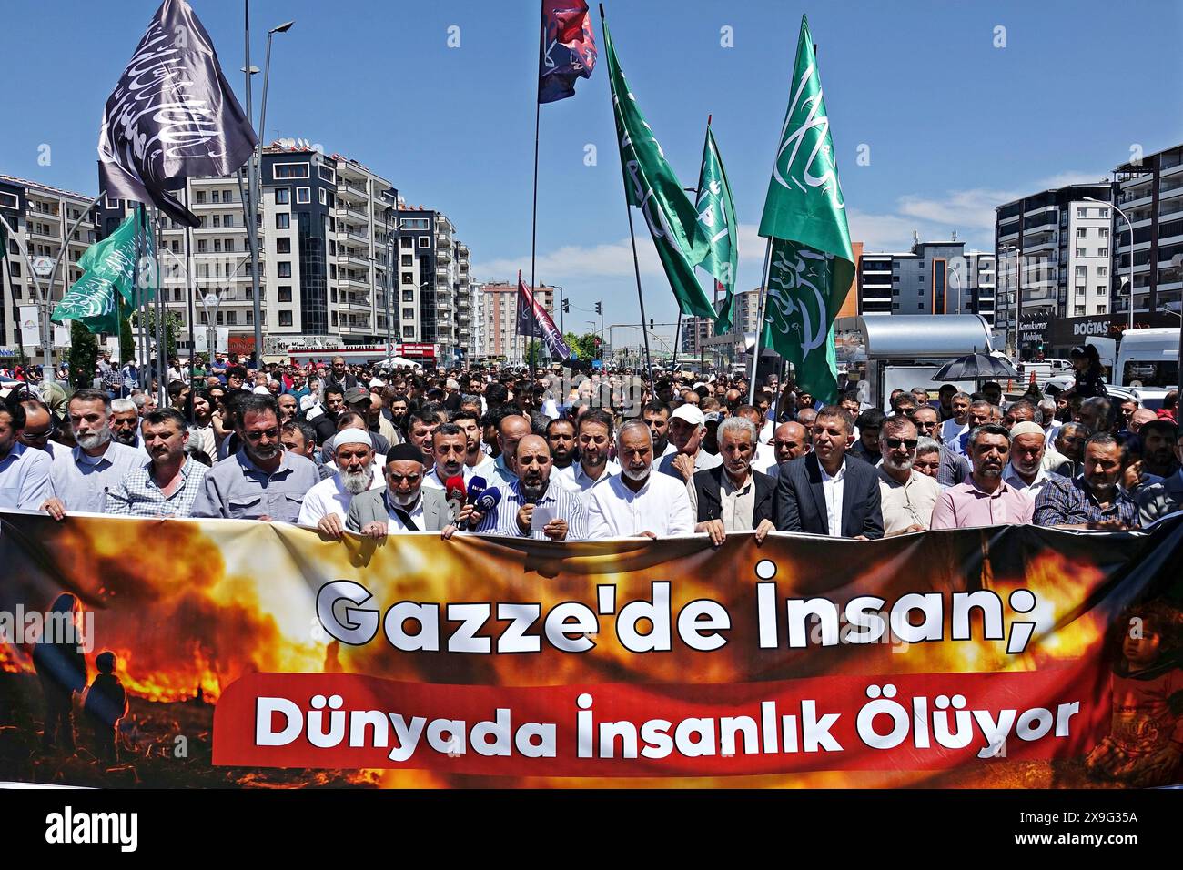 Diyarbakir, Turkey. 31st May, 2024. Protesters hold a banner saying 'People are dying in Gaza; Humanity is dying in the world' during the demonstration at Ceylanlar Shopping Center. In the Israeli protest organized by Prophet Foundation Lovers in Diyarbakir, Turkey, the rulers of Islamic states were accused of passivity. In the protest, a call was made to boycott the products of companies belonging to America, England and other western countries, especially Israel. Credit: SOPA Images Limited/Alamy Live News Stock Photo