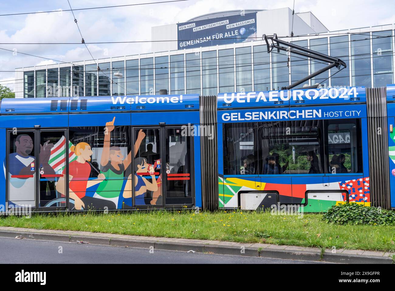 Straßenbahn der BOGESTRA fährt im offiziellen Design der FußballEuropameisterschaft 2024, Linie