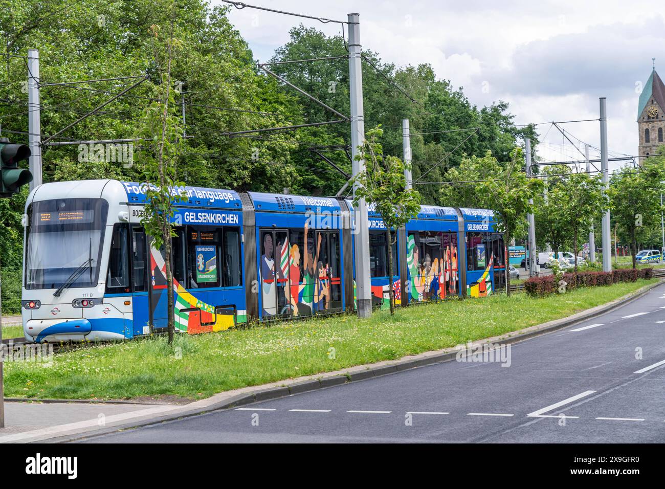 Straßenbahn der BOGESTRA fährt im offiziellen Design der FußballEuropameisterschaft 2024, Linie