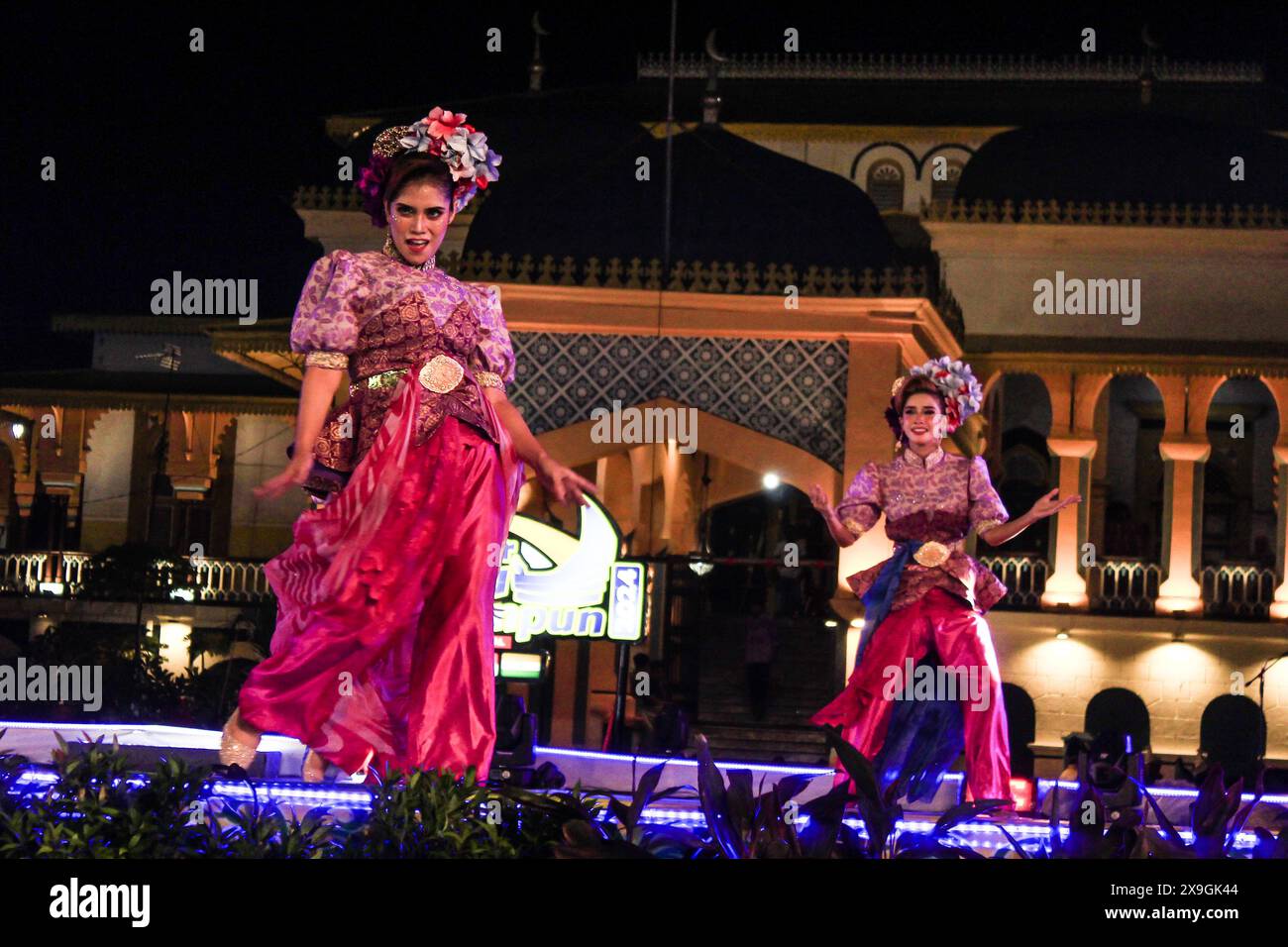 Medan, North Sumatra, Indonesia. 31st May, 2024. A number of female entertainers from the malay community in Indonesia Performed traditional malay dances Originating From Malaysia In Istana Maimun (Credit Image: © Kartik Byma/ZUMA Press Wire) EDITORIAL USAGE ONLY! Not for Commercial USAGE! Credit: ZUMA Press, Inc./Alamy Live News Stock Photo