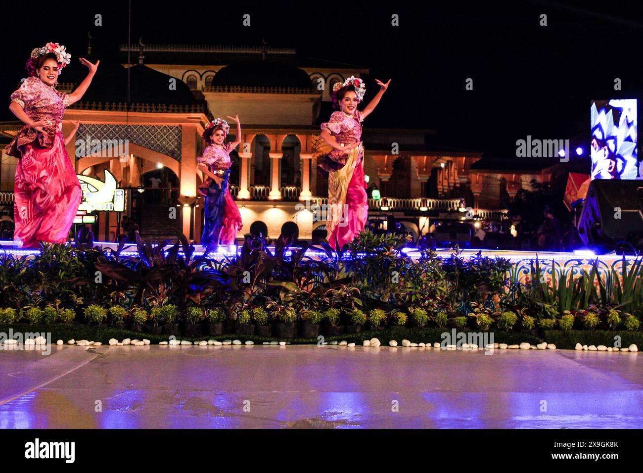 Medan, North Sumatra, Indonesia. 31st May, 2024. Anumber of female entertainers from the malay community in Indonesia Performed traditional malay dances Originating From Malaysia In Istana Maimun (Credit Image: © Kartik Byma/ZUMA Press Wire) EDITORIAL USAGE ONLY! Not for Commercial USAGE! Credit: ZUMA Press, Inc./Alamy Live News Stock Photo