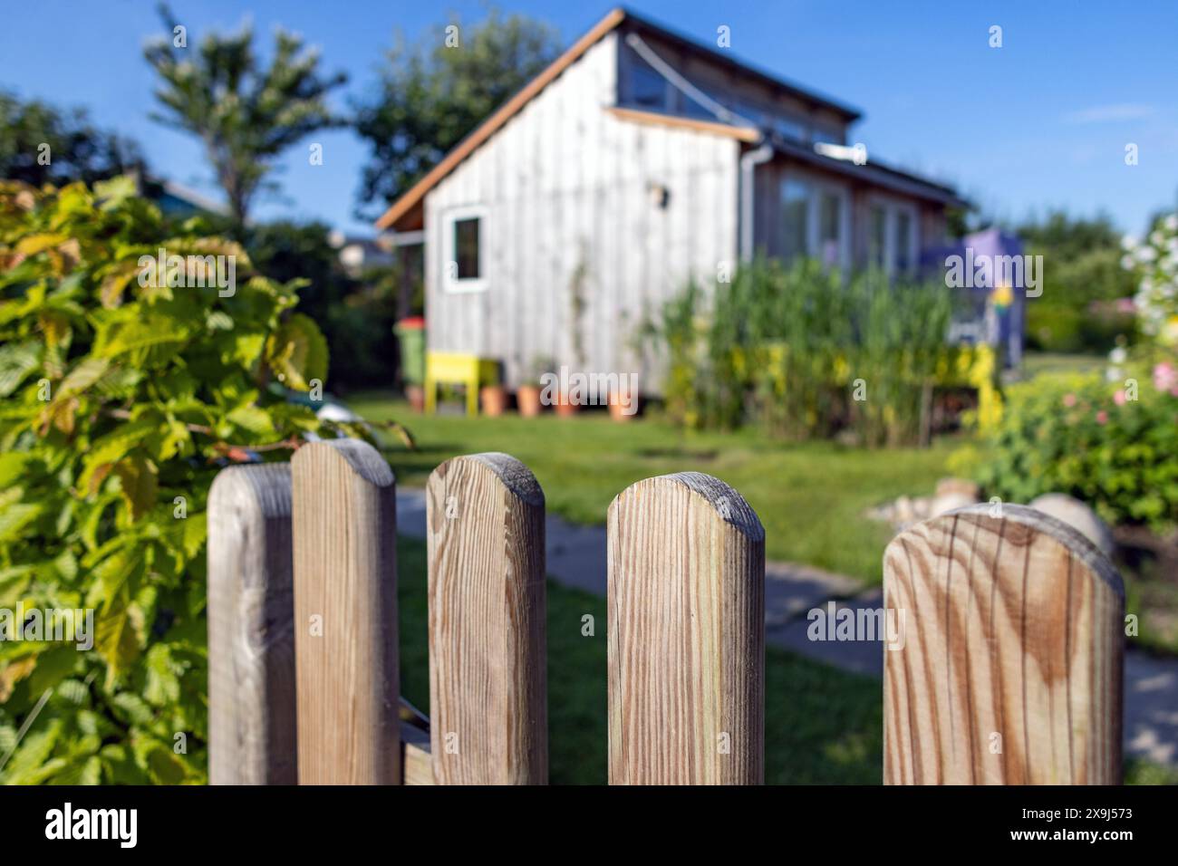 Cottage garden wooden fence hi-res stock photography and images - Alamy