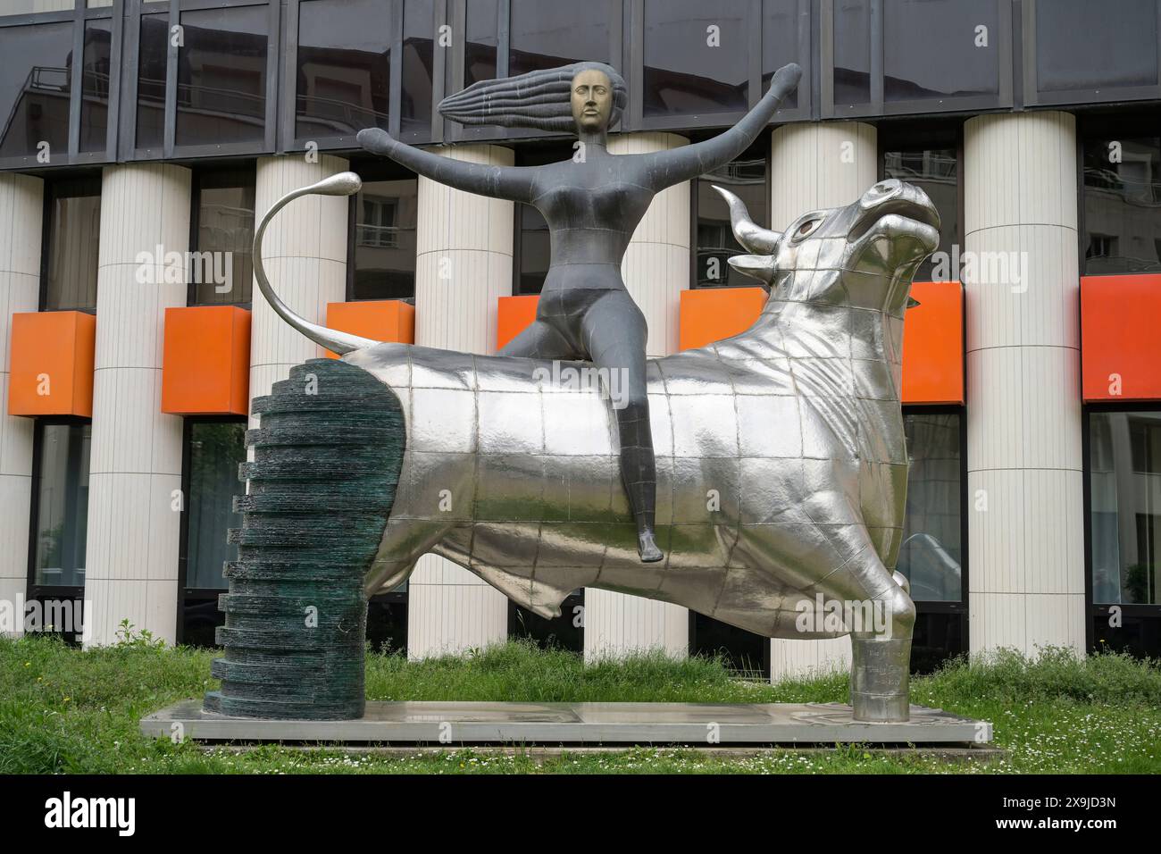 Skulptur “Die Entführung Europas” von Nikos und Pantelis Sotiriadis ...
