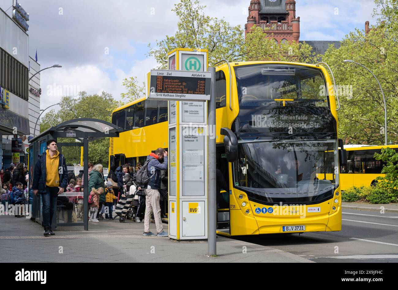 Bus M 82, Rathaus Steglitz, Berlin, Deutschland Stock Photo