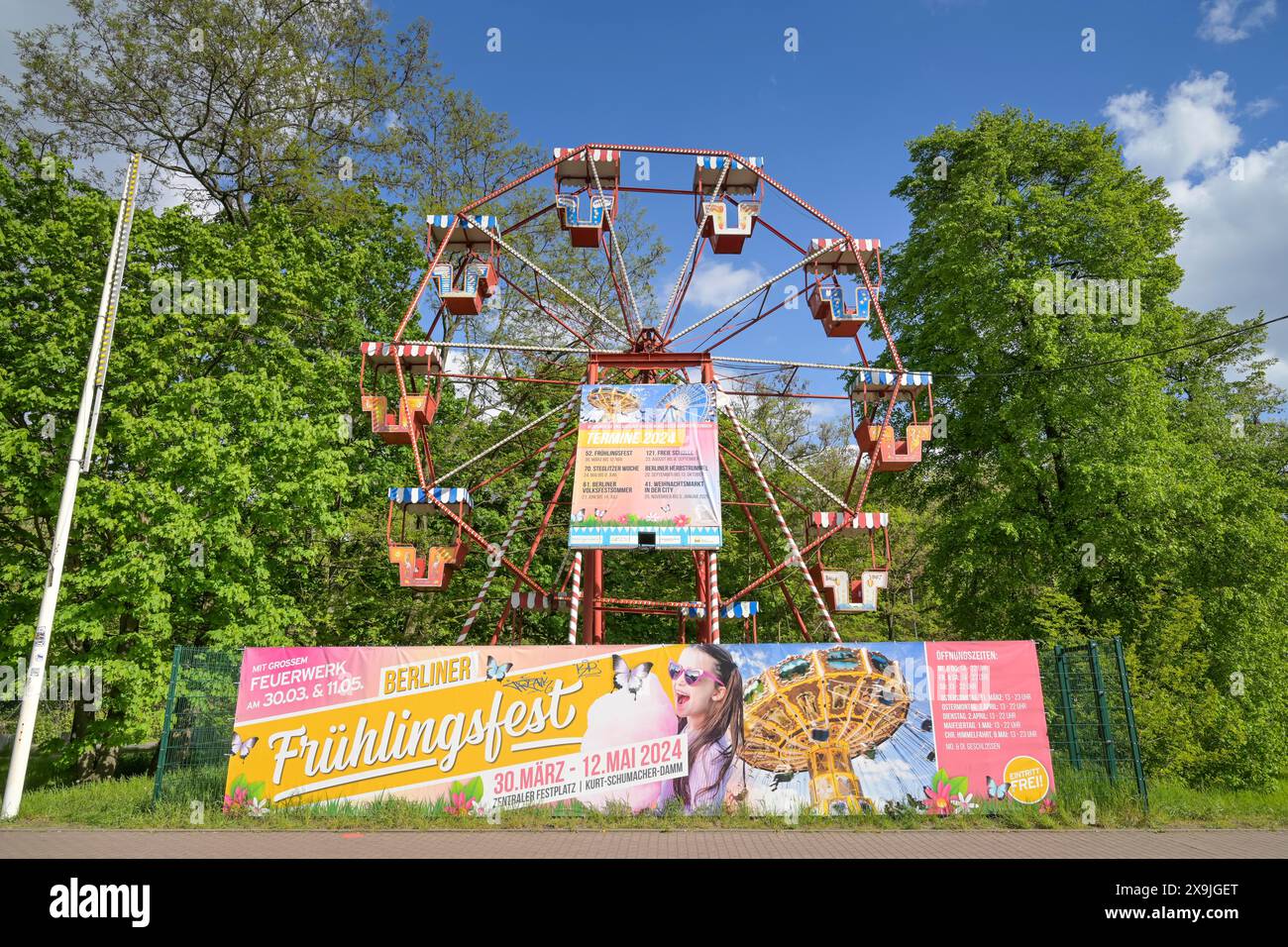 Kleines Riesenrad macht Werbung, Eingang, Frühlingsfest, Festplatz