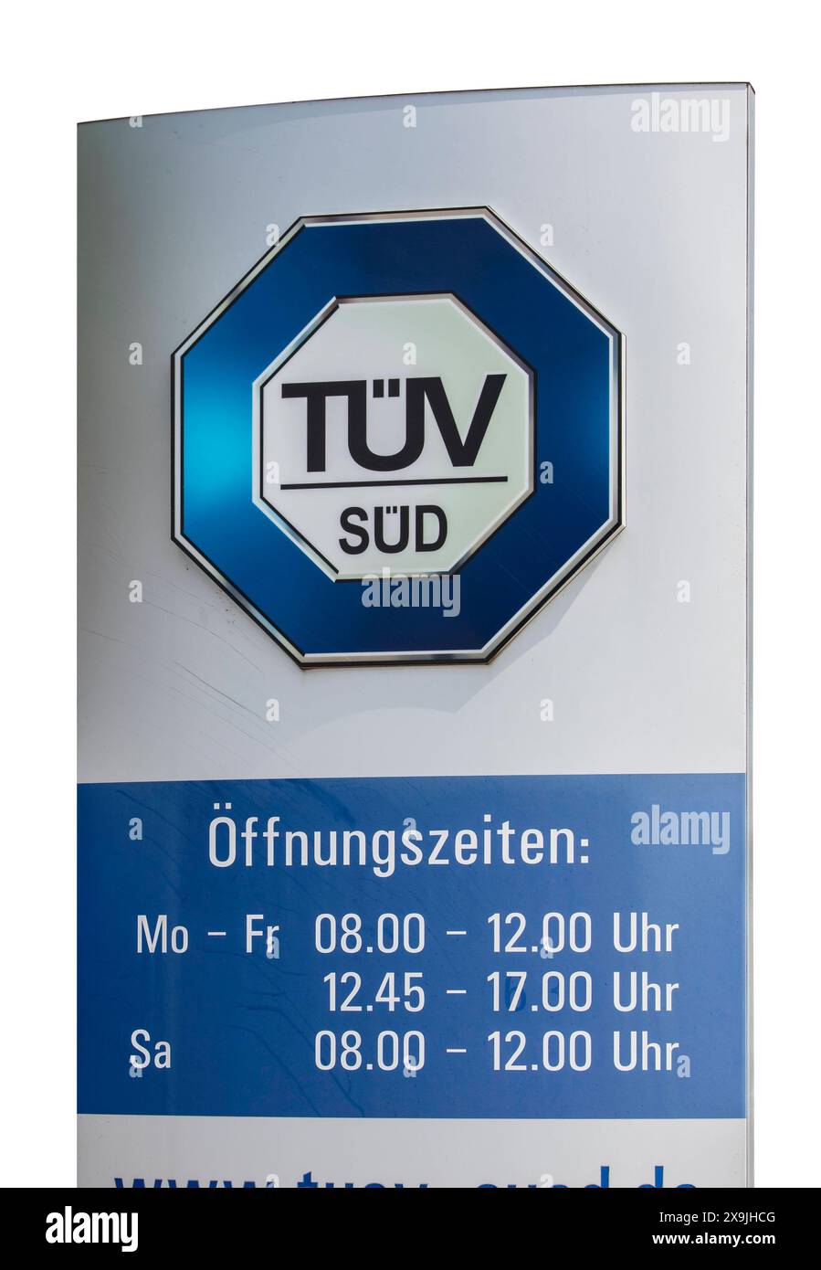 TÜV SÜD Firmenschild und Werbeschild der Firma TÜV SÜD, isoliert über weißem Hintergrund *** TÜV SÜD company sign and TÜV SÜD advertising sign, isolated over a white background Stock Photo