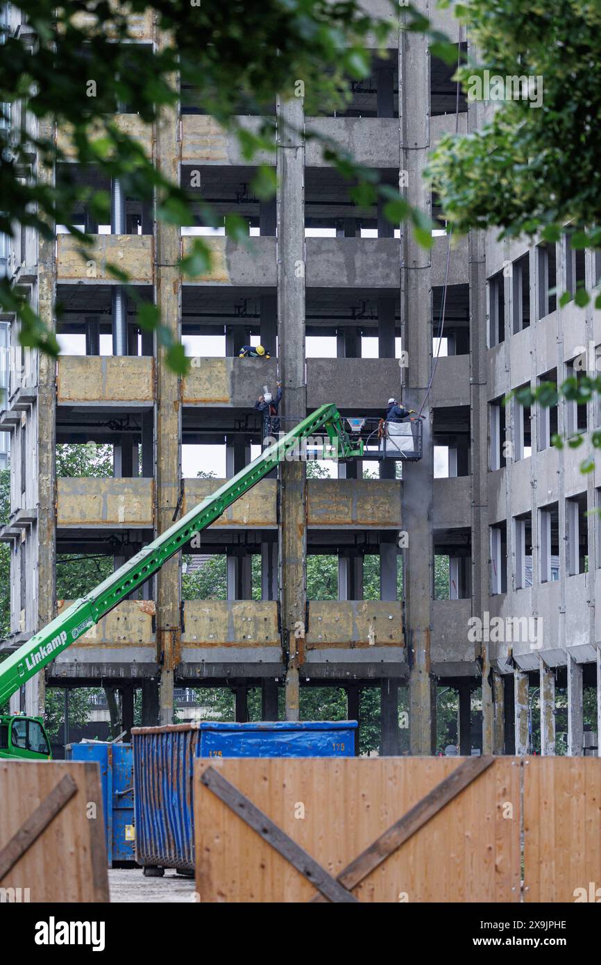  01.06.2024. Düsseldorf. Fassadenarbeiten an einem entkernten Gebäude Bildidee 