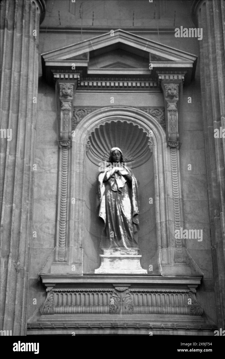 20th century outdoor sculpture Black and White Stock Photos & Images ...