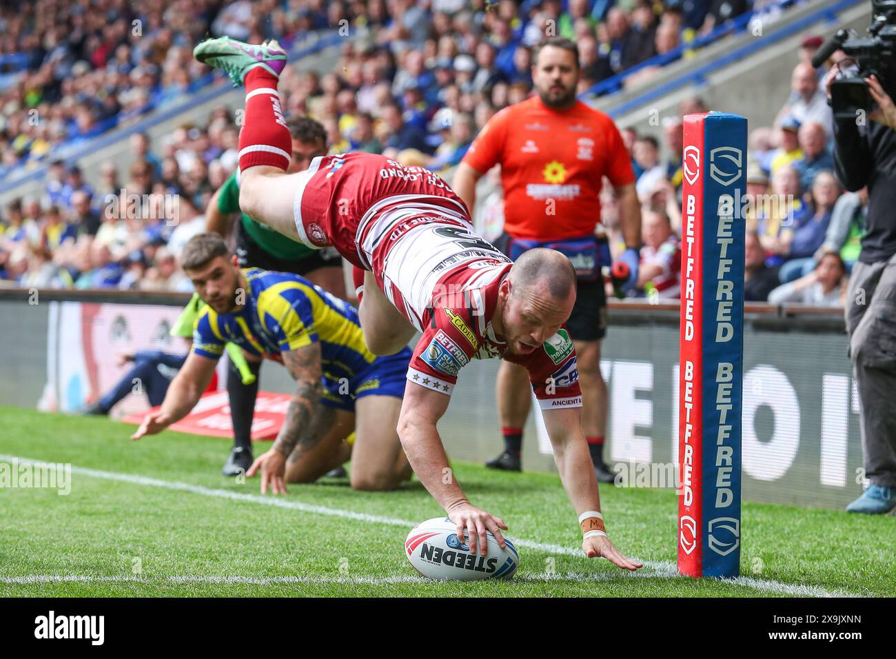 Liam Marshall of Wigan Warriors goes over for a try but is later ruled out during the Betfred Super League Round 13 match Warrington Wolves vs Wigan Warriors at Halliwell Jones Stadium, Warrington, United Kingdom, 1st June 2024  (Photo by Gareth Evans/News Images) in Warrington, United Kingdom on 6/1/2024. (Photo by Gareth Evans/News Images/Sipa USA) Stock Photo
