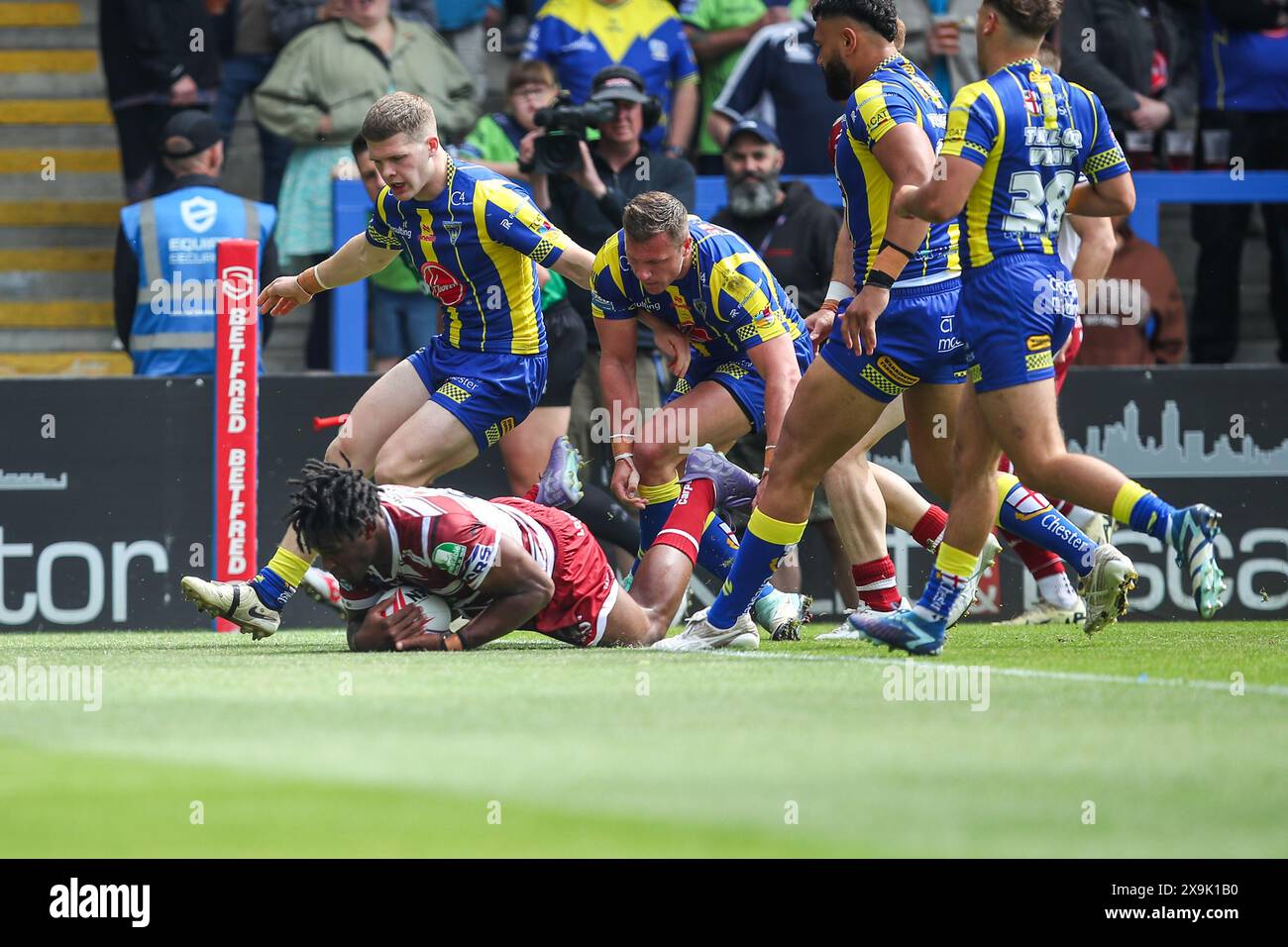 Junior Nsemba of Wigan Warriors goes over for a try and makes the score 12-4 during the Betfred Super League Round 13 match Warrington Wolves vs Wigan Warriors at Halliwell Jones Stadium, Warrington, United Kingdom, 1st June 2024  (Photo by Gareth Evans/News Images) in Warrington, United Kingdom on 6/1/2024. (Photo by Gareth Evans/News Images/Sipa USA) Stock Photo