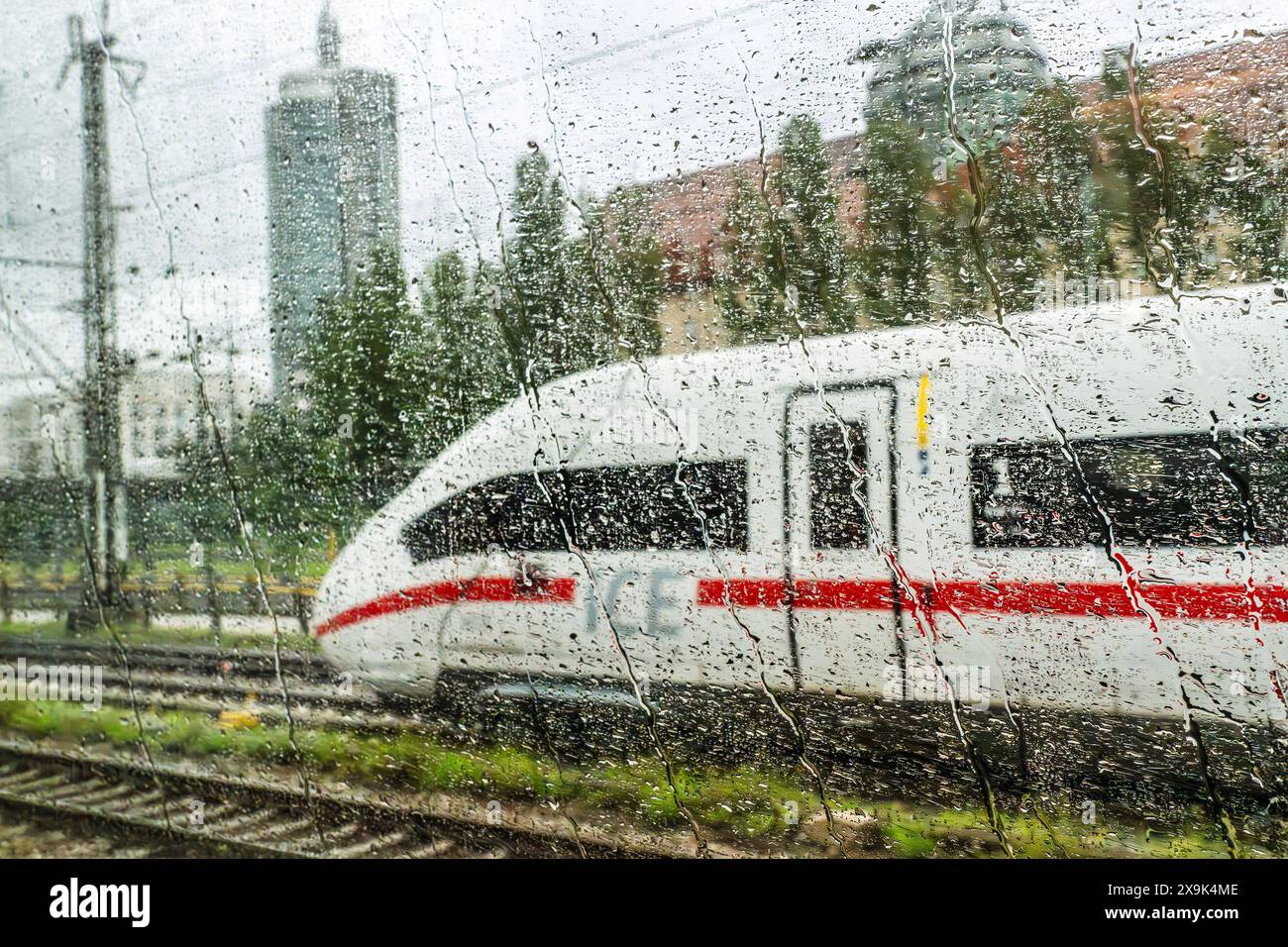 ICE fährt durch den Regen, an der Donnersbergerbrücke,, München, Juni