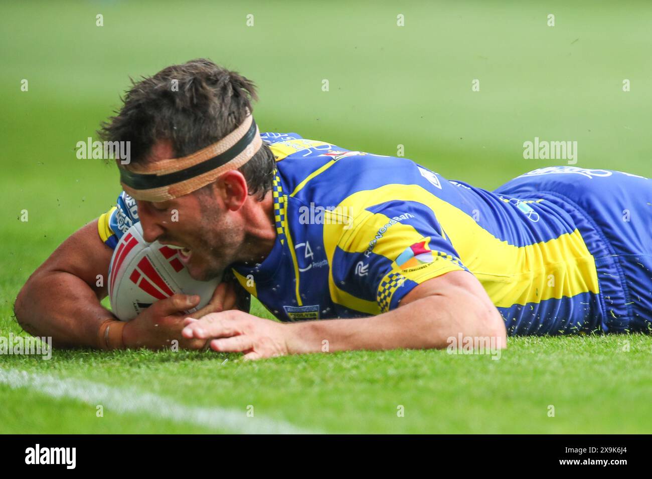 Warrington, UK. 01st June, 2024. Stefan Ratchford of Warrington Wolves goes over for a try and makes the score 16-19 during the Betfred Super League Round 13 match Warrington Wolves vs Wigan Warriors at Halliwell Jones Stadium, Warrington, United Kingdom, 1st June 2024 (Photo by Gareth Evans/News Images) in Warrington, United Kingdom on 6/1/2024. (Photo by Gareth Evans/News Images/Sipa USA) Credit: Sipa USA/Alamy Live News Stock Photo