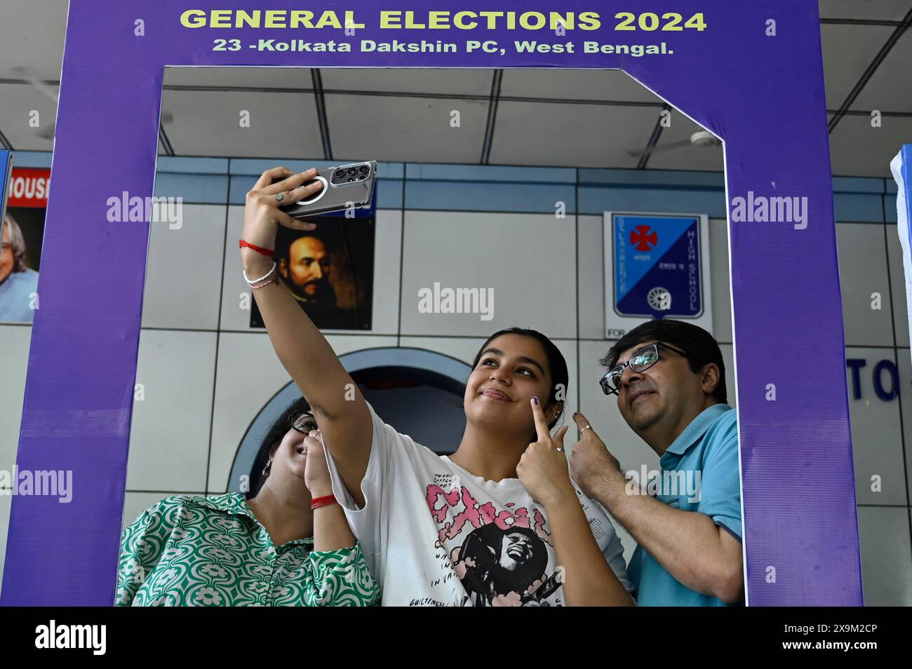 KOLKATA, INDIA - JUNE 1: After casting vote, a first time voter with parents takes picture in front of 'selfie point' at St. Lawrence School in seventh and last phase of voting in India's General Election on June 1, 2024 in Kolkata, India. (Photo by Samir Jana/Hindustan Times/Sipa USA ) Stock Photo