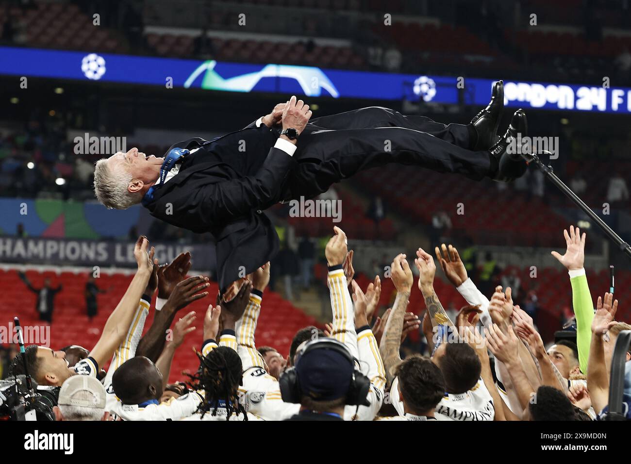 Zeist, Netherlands. 01st June, 2024. LONDON - Real Madrid coach Carlo Ancelotti is thrown in the air by Real Madrid during the UEFA Champions League Final between Borussia Dortmund and Real Madrid at Wembley Stadium on June 1, 2024 in London, United Kingdom. ANP | Hollandse Hoogte | MAURICE VAN STEEN Credit: ANP/Alamy Live News Stock Photo