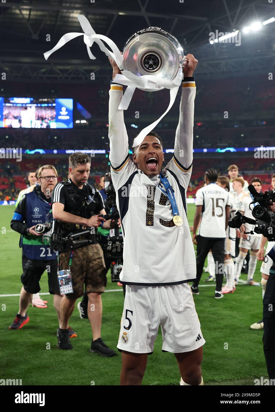 Real madrid lifts the champions league trophy hi-res stock photography and  images - Alamy, image size:928x1390