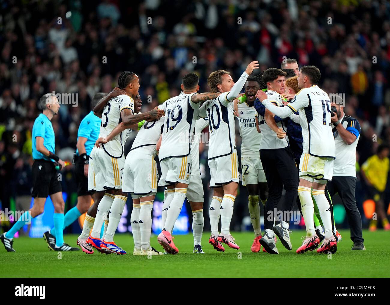 Real Madrid players celebrate winning the UEFA Champions League final ...