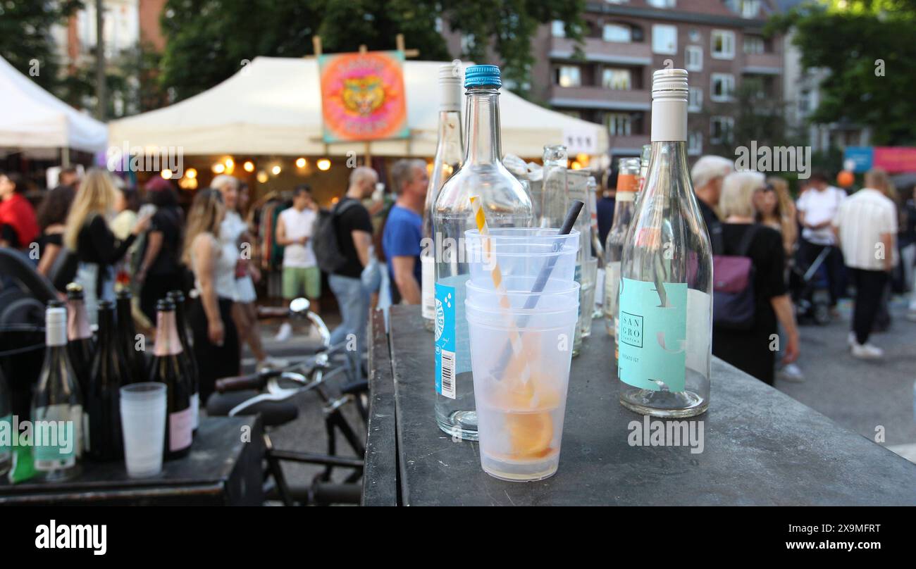  Besucher vom 41. Eppendorfer Landstraßenfest haben leere Weinflasche Illustration 