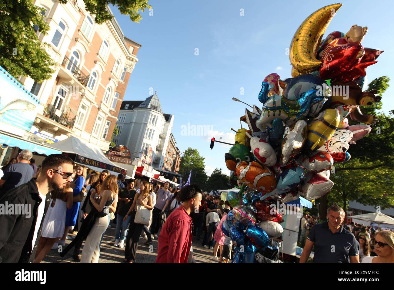  Dichtes Menschengedränge auf dem 41. Eppendorfer Landstraßenfest Illustration 