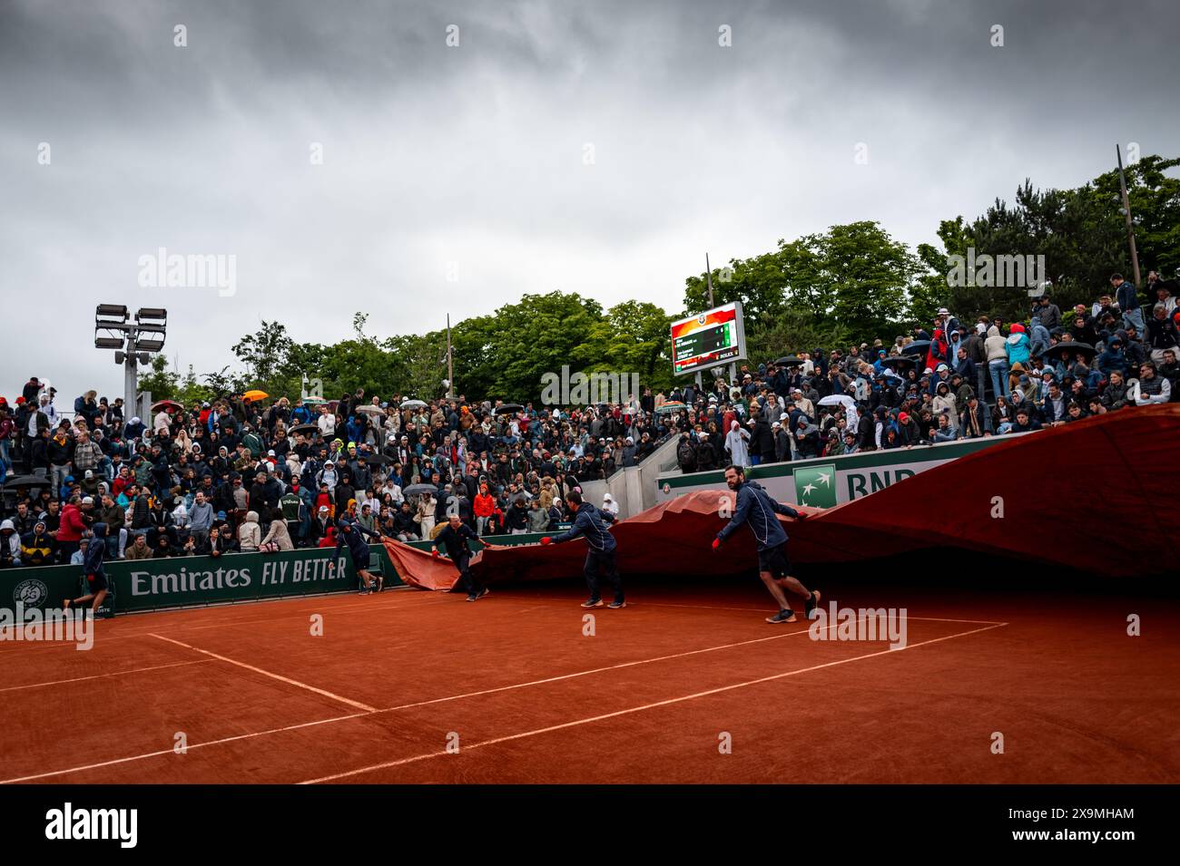 Roland Garros, 01 Jun 2024: Rain delays during the match between Alex ...