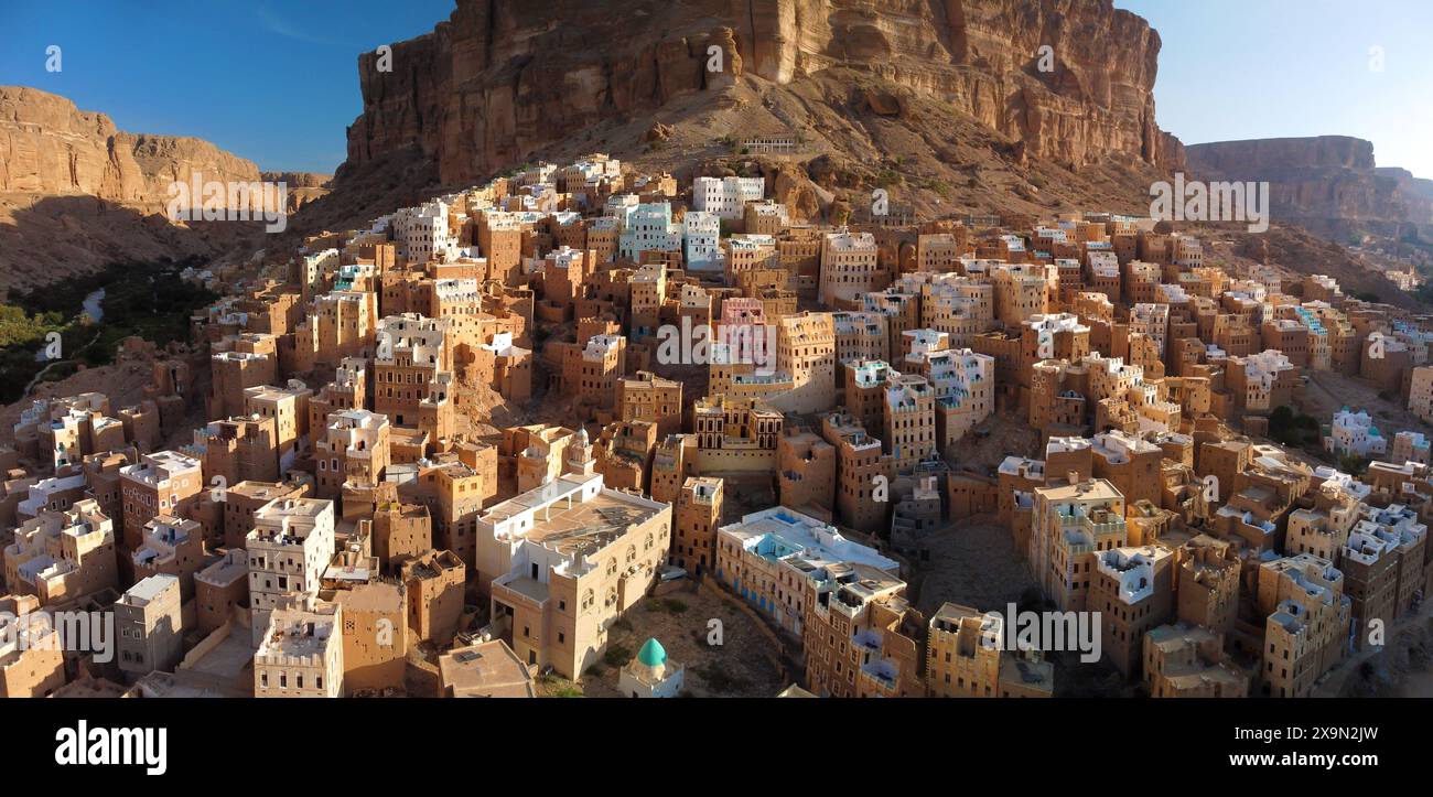 Al-Khuraybah is a town in Wadi Dawan region in Hadhramaut Governorate, Yemen. It is famous for its dried mud buildings Stock Photo