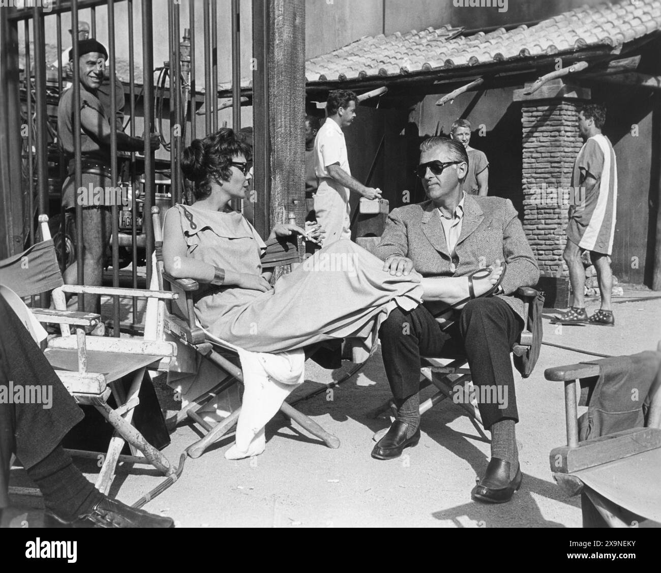 STEWART GRANGER visits his wife JEAN SIMMONS on the set of SPARTACUS 1960 Director STANLEY KUBRICK Novel HOWARD FAST Screenplay DALTON TRUMBO Music ALEX NORTH Bryna Productions / Universal Pictures Stock Photo