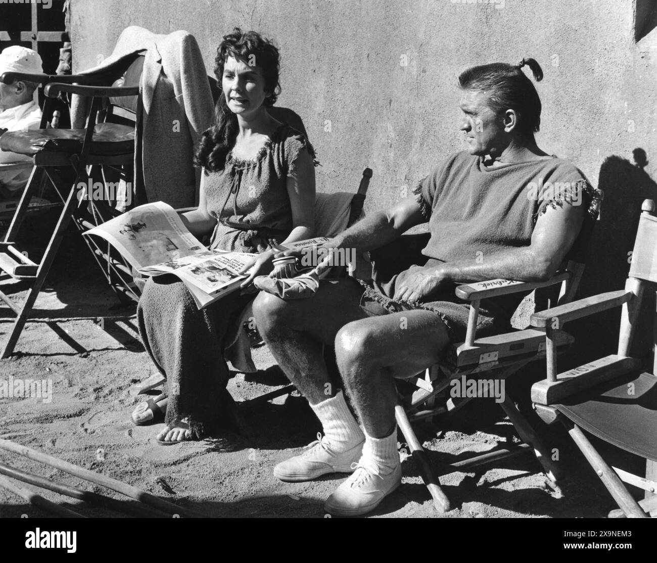 JEAN SIMMONS and KIRK DOUGLAS chat together during a break in filming on the set of SPARTACUS 1960 Director STANLEY KUBRICK Novel HOWARD FAST Screenplay DALTON TRUMBO Music ALEX NORTH Bryna Productions / Universal Pictures Stock Photo