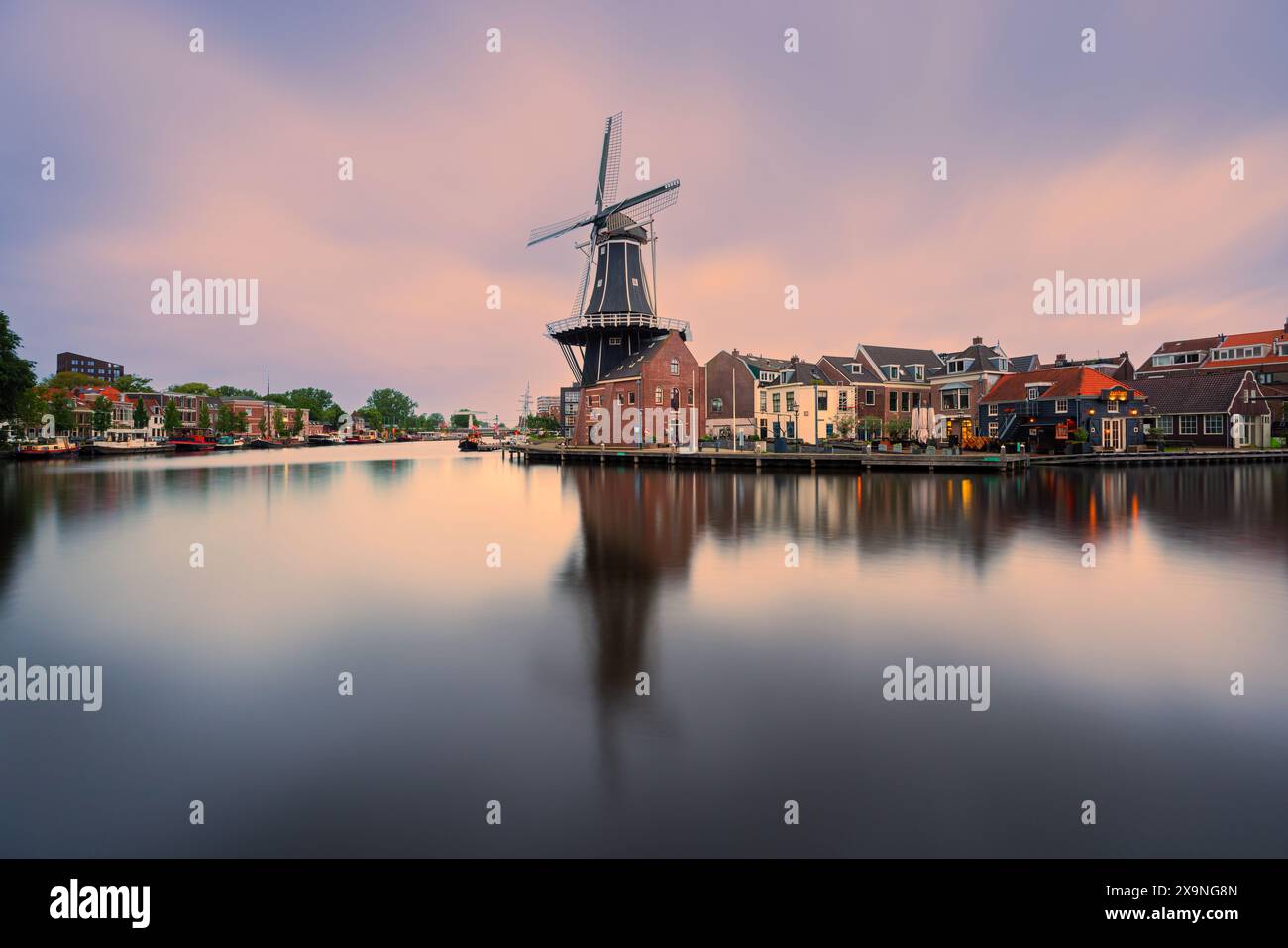 An evening at Mill de Adriaan. built in 1779 as a Tras Mill, then as a Tobacco Mill and Flour Mill, before finally becoming a Museum Mill in 2002. Mil Stock Photo