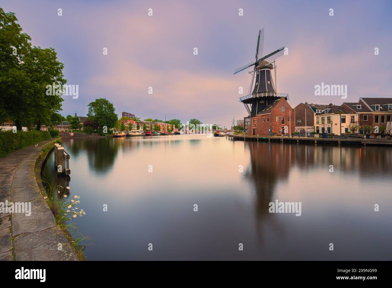 An summer evening at Mill de Adriaan. built in 1779 as a Tras Mill, then as a Tobacco Mill and Flour Mill, before finally becoming a Museum Mill in 20 Stock Photo