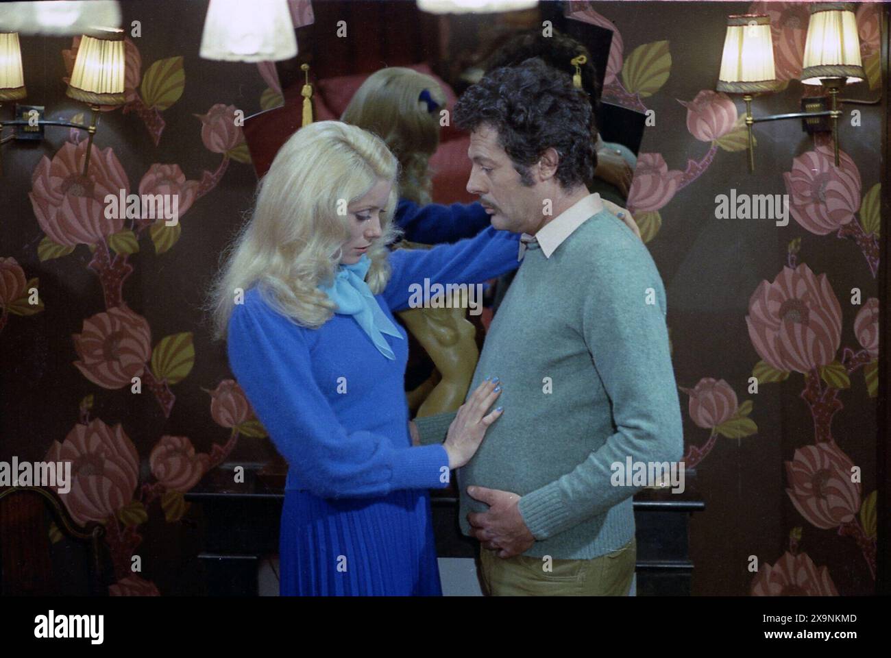 CATHERINE DENEUVE and MARCELLO MASTROIANNI in A SLIGHTLY PREGNANT MAN (1973) -Original title: L' EVENEMENT LE PLUS IMPORTANT DEPUIS QUE L'HOMME A MARCHE SUR LA LUNE-, directed by JACQUES DEMY. Credit: LIRA FILMS/ROAS PROD / Album Stock Photo