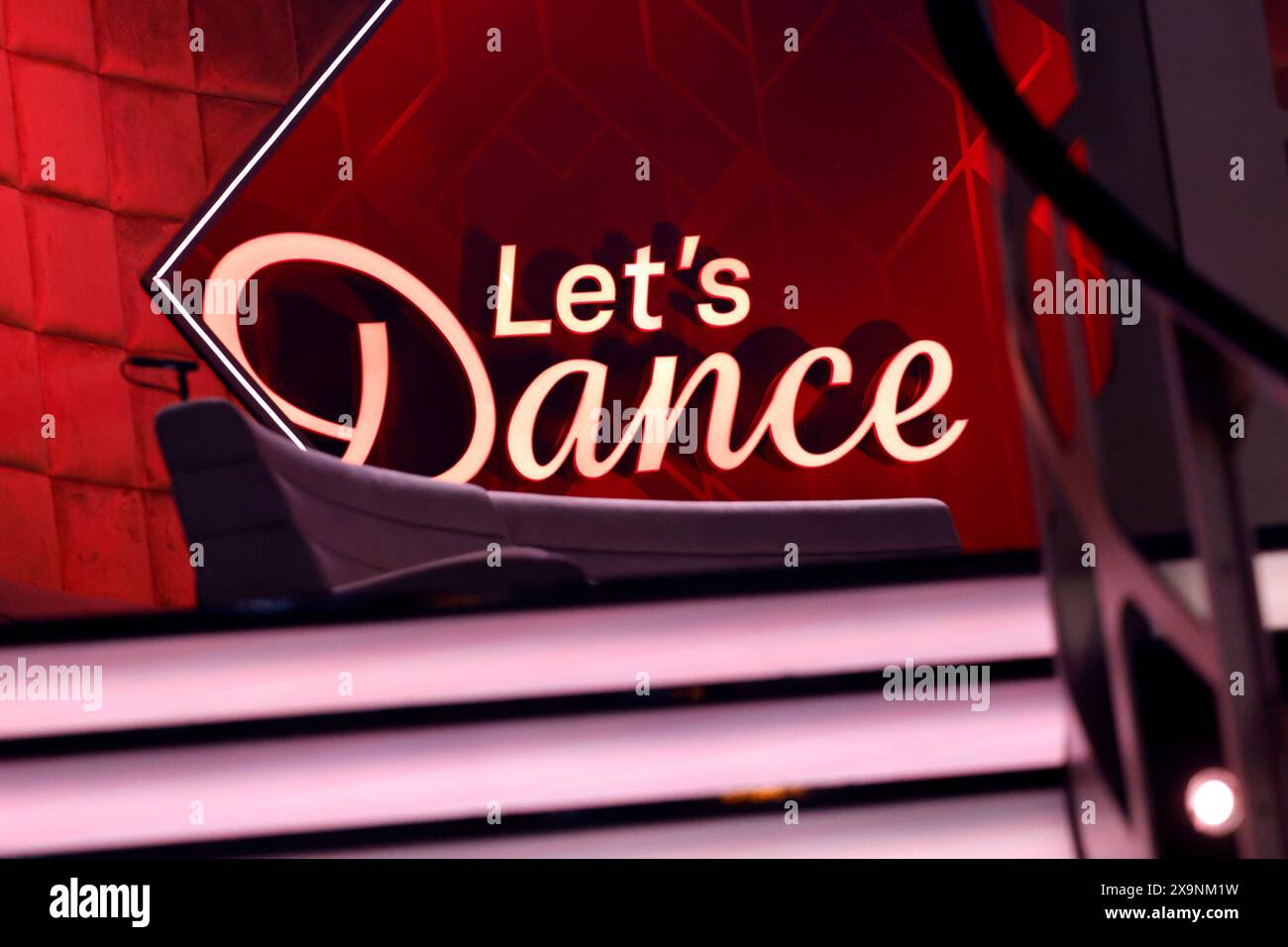 das-logo-der-show-lets-dance-bei-die-gro-e-profi-challenge-nach-der-17