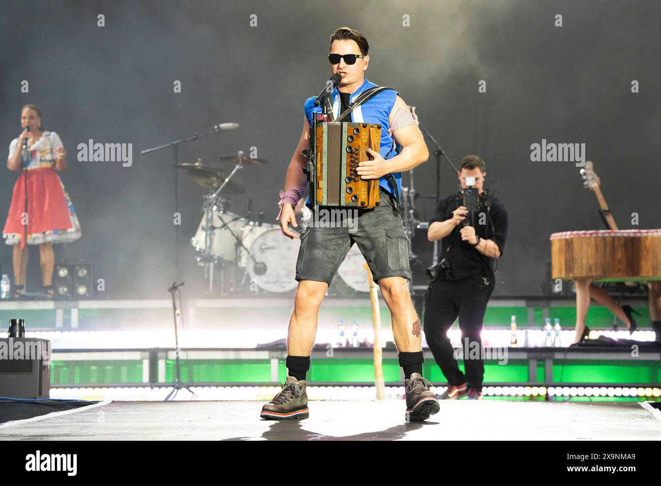  Andreas Gabalier live bei einem Konzert seiner Der Dirndl-Wahnsinn geht Illustration 