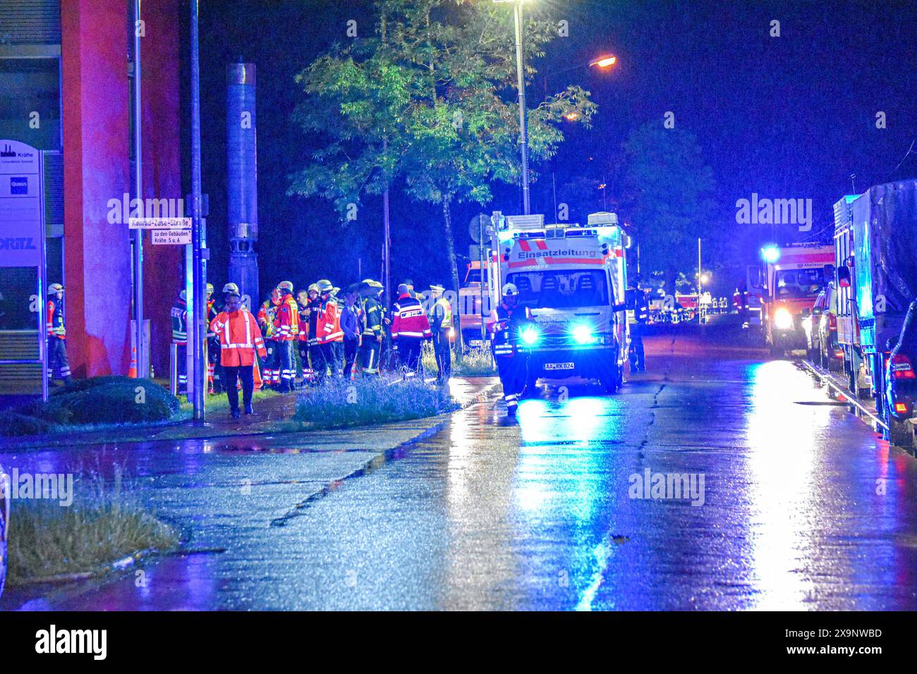 Bahnunglück in Schwäbisch Gmünd, Einsatzkräfte stehen am Abend an der Bahnlinie bei Schwäbisch Gmünd. Zwei Waggons eines ICE mit 185 Passagieren an Bord sind nach einem Erdrutsch entgleist. Die Passagiere blieben laut einem Bahnsprecher unverletzt und wurden in der Nacht aus dem Zug evakuiert. Schwäbisch Gmünd Baden-Württemberg Deutschland Schwäbisch Gmünd *** Railroad accident in Schwäbisch Gmünd, emergency services stand on the railroad line near Schwäbisch Gmünd in the evening Two carriages of an ICE train with 185 passengers on board derailed after a landslide According to a railroad spoke Stock Photo