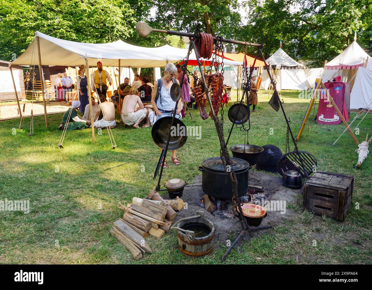 Bernau, Germany. 01st June, 2024. Fireplace in the fencing camp in front of the walls at the Hussite Festival, Bernau, Brandenburg, Germany, on June 1, 2024. The town is still proud of having fought off the Hussites in 1432. The victory, which according to legend was helped by beer, is still commemorated today with Hussite festivities together with the Bohemians. Credit: Ales Zapotocky/CTK Photo/Alamy Live News Stock Photo