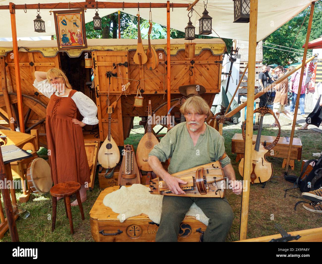 Bernau, Germany. 01st June, 2024. Musical instrument stand at the market at the Hussite Festival, Bernau, Brandenburg, Germany, on June 1, 2024. The town is still proud of having fought off the Hussites in 1432. The victory, which according to legend was helped by beer, is still commemorated today with Hussite festivities together with the Bohemians. Credit: Ales Zapotocky/CTK Photo/Alamy Live News Stock Photo
