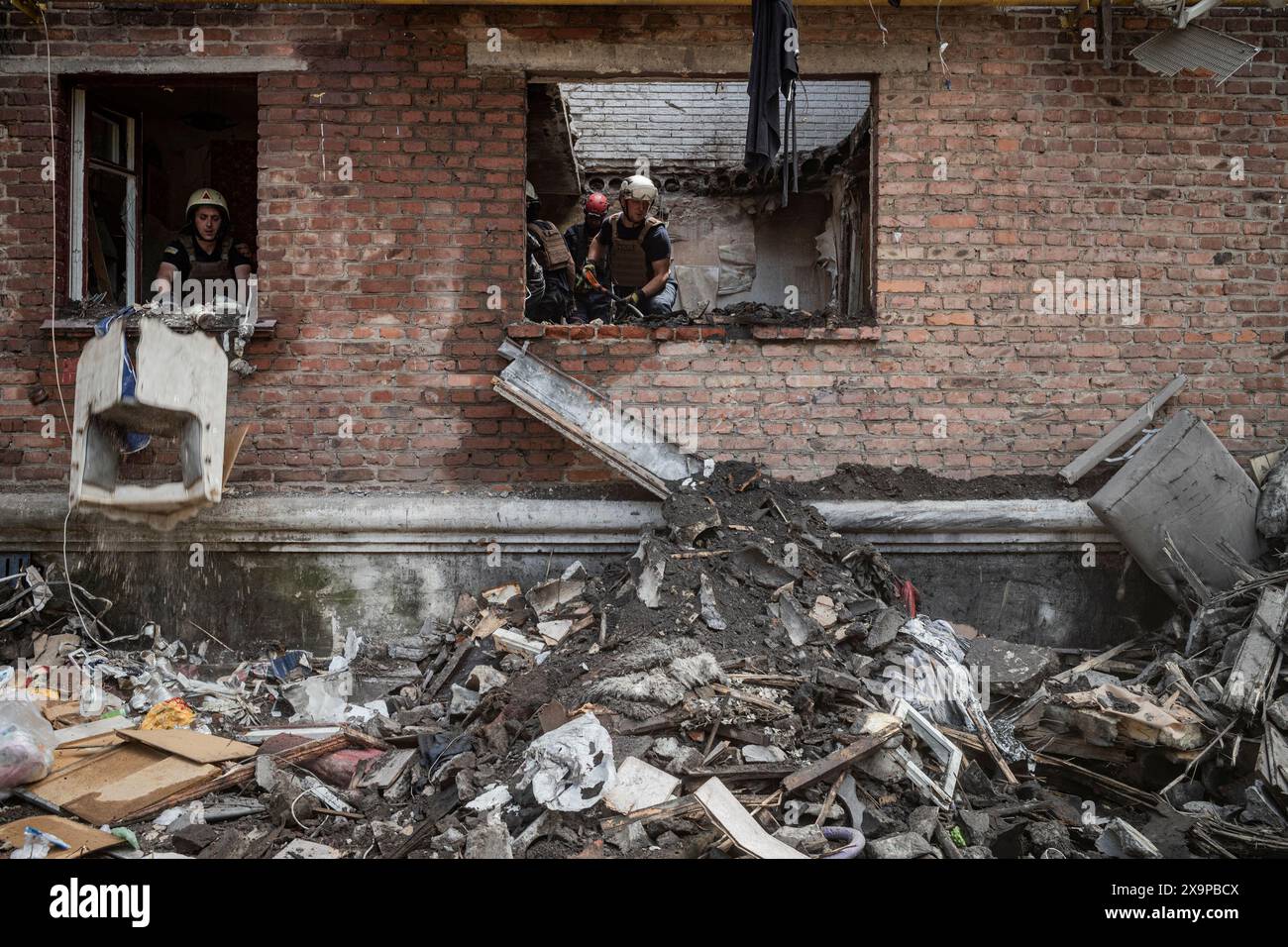 Nicolas Cleuet/Le Pictorium - Kharkiv - Two days after the attack on the residential district of Novobavarsky - 01/06/2024 - Ukraine/kharkiv oblast/Kharkiv - Two days after the strikes on a building in the Novobavarsky district, residents are trying to get back to life while the emergency services are busy. The fire brigade is still looking for evidence, and volunteers are clearing the area. The municipal services launched the first rehabilitation operations. Psychologists meet the most shocked.?The fire brigade discovered the remains of an eighth victim.? Stock Photo