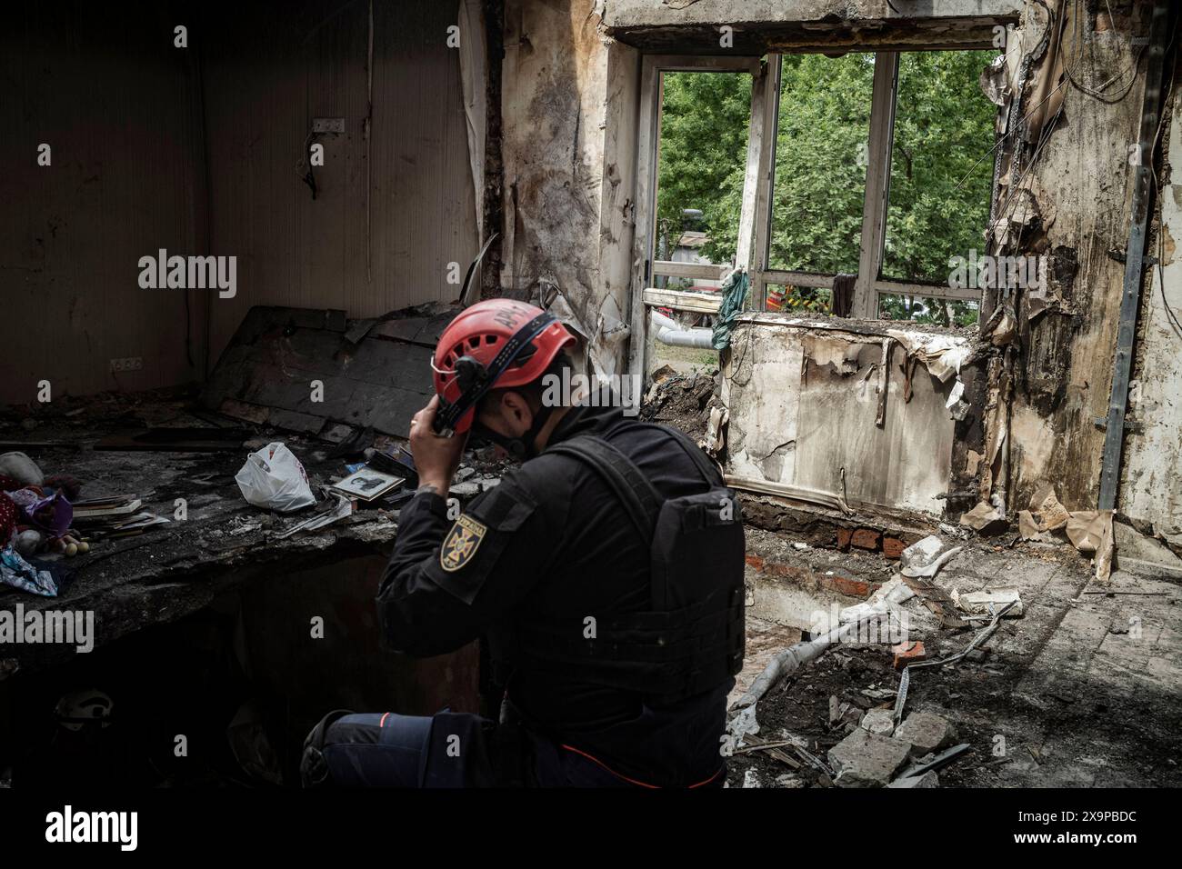 Nicolas Cleuet/Le Pictorium - Kharkiv - Two days after the attack on the residential district of Novobavarsky - 01/06/2024 - Ukraine/kharkiv oblast/Kharkiv - Two days after the strikes on a building in the Novobavarsky district, residents are trying to get back to life while the emergency services are busy. The fire brigade is still looking for evidence, and volunteers are clearing the area. The municipal services launched the first rehabilitation operations. Psychologists meet the most shocked.?The fire brigade discovered the remains of an eighth victim.? Stock Photo