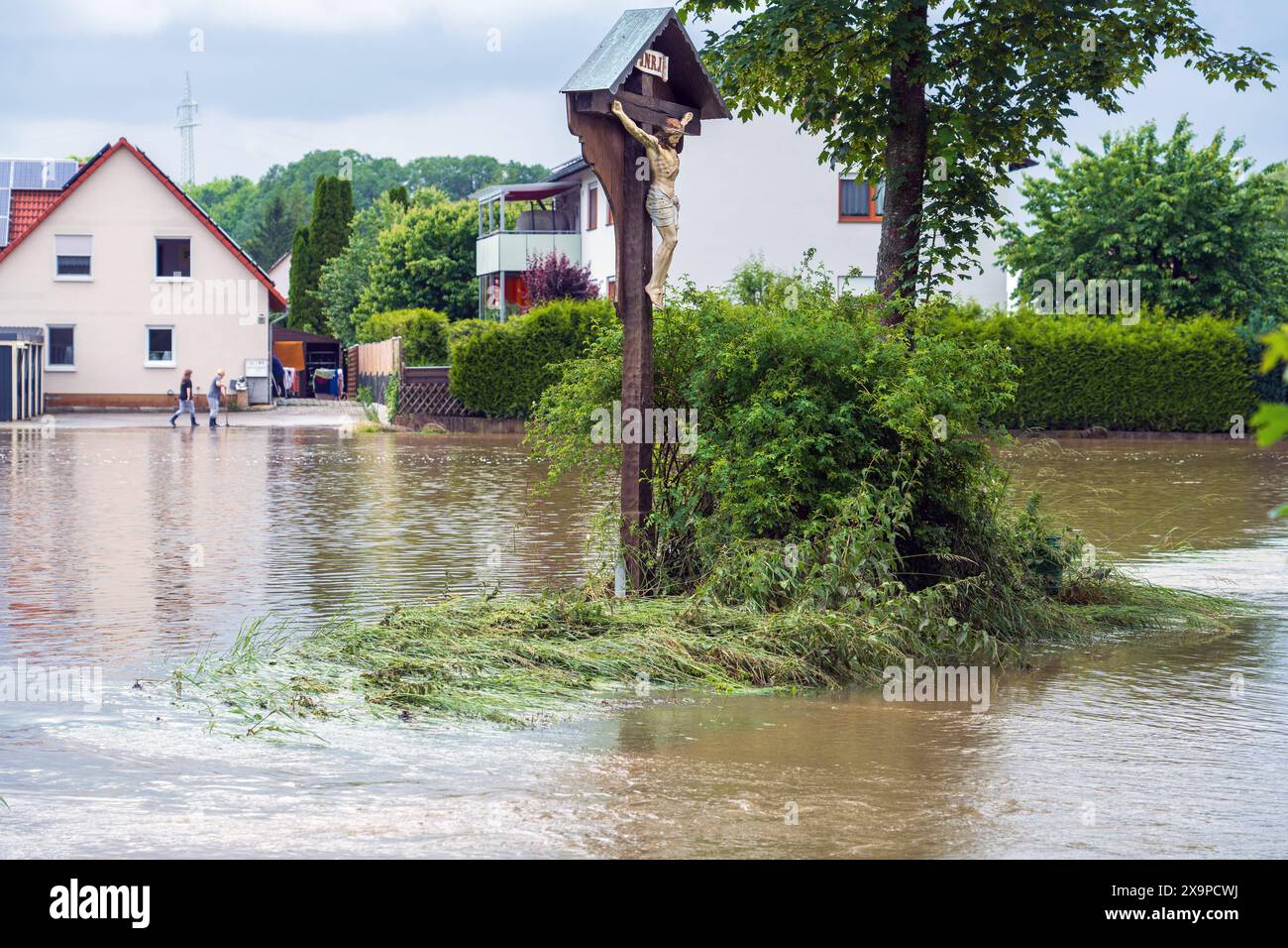 Wegkreuz mitten im Hochwasser, Überschwemmung in Affalterbach, Ortsteil von Pfaffenhofen an der Ilm, 2. Juni 2024 Deutschland, Affalterbach, Ortsteil von Paffenhofen an der Ilm, 2. Juni 2024, Wegkreuz mitten im Hochwasser, Überschwemmungsgebiet, die Ilm ist nach Unwetter mit Dauerregen über die Ufer getreten, überschwemmt Wohngebiete und Felder, Katastrophenfall, Bayern *** Crossroads in the middle of the flood, flooding in Affalterbach, district of Pfaffenhofen an der Ilm, June 2, 2024 Germany, Affalterbach, district of Paffenhofen an der Ilm, June 2, 2024, Crossroads in the middle of the flo Stock Photo