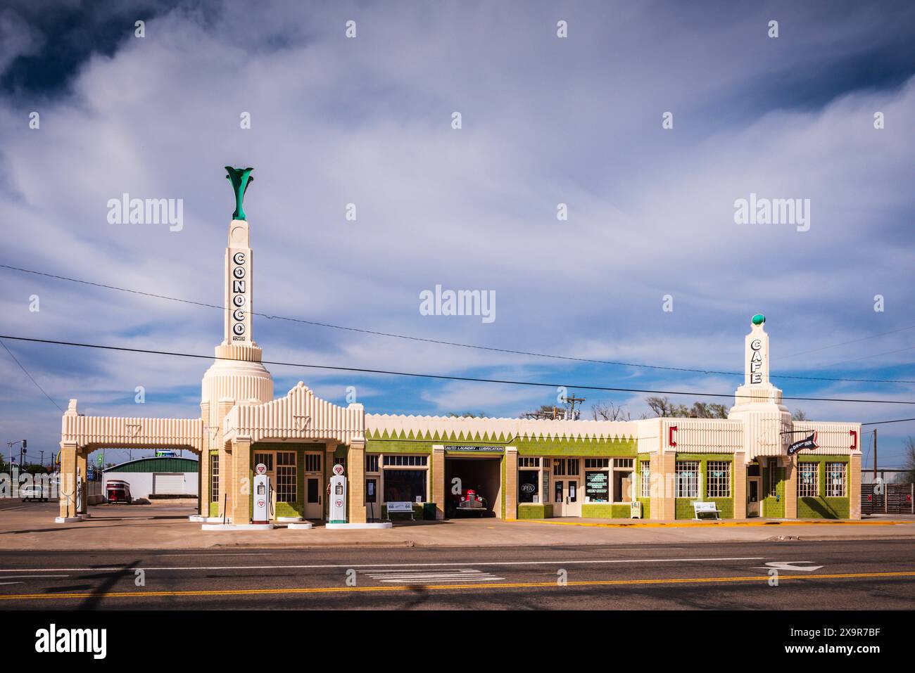 Front exterior of the Tower Station and the U-Drop Inn Cafe which opened in 1936 to provide services for travelers heading west on the Mother Road, Ro Stock Photo