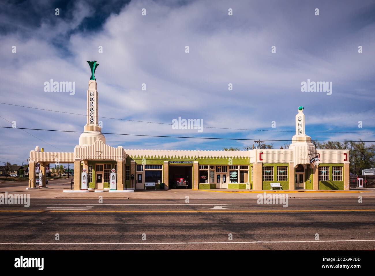 Front exterior of the Tower Station and the U-Drop Inn Cafe which opened in 1936 to provide services for travelers heading west on the Mother Road, Ro Stock Photo