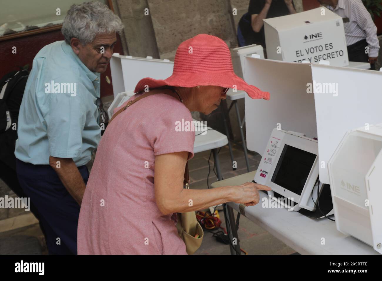 Mexico City, Mexico. 02nd June, 2024. A Mexican citizen casting their vote at a Electronic ballot box to select Mexico's President, Head of Government of Mexico and Federal deputies during the 2024 Mexico's general election. on June 2, 2024, Mexico City, Mexico. (Photo by Ian Robles/ Eyepix Group/Sipa USA) Credit: Sipa USA/Alamy Live News Stock Photo
