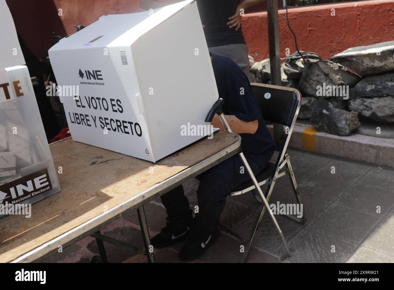 Mexico City, Mexico. 02nd June, 2024. A Mexican citizen casting their vote at a Electronic ballot box to select Mexico's President, Head of Government of Mexico and Federal deputies during the 2024 Mexico's general election. on June 2, 2024, Mexico City, Mexico. (Photo by Ian Robles/ Eyepix Group/Sipa USA) Credit: Sipa USA/Alamy Live News Stock Photo