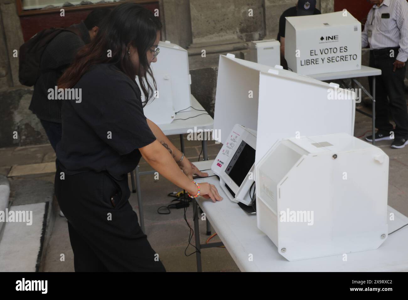 A Mexican citizen casting their vote at a Electronic ballot box to select Mexico's President, Head of Government of Mexico and Federal deputies during the 2024 Mexico's general election. on June 2, 2024, Mexico City, Mexico. (Credit Image: © Ian Robles/eyepix via ZUMA Press Wire) EDITORIAL USAGE ONLY! Not for Commercial USAGE! Stock Photo
