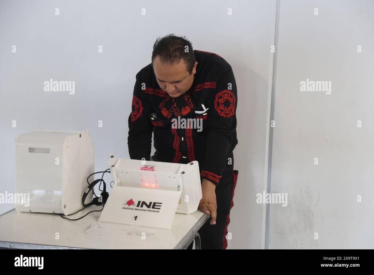 A Mexican citizen casting their vote at a Electronic ballot box during the 2024 Mexico's general election. Thousands of Mexican citizens go to  polling stations  throughout the country to cast their vote.   on June 2, 2024 in Mexico City, Mexico. (Photo by Ismael Rosas/ Eyepix Group) Stock Photo