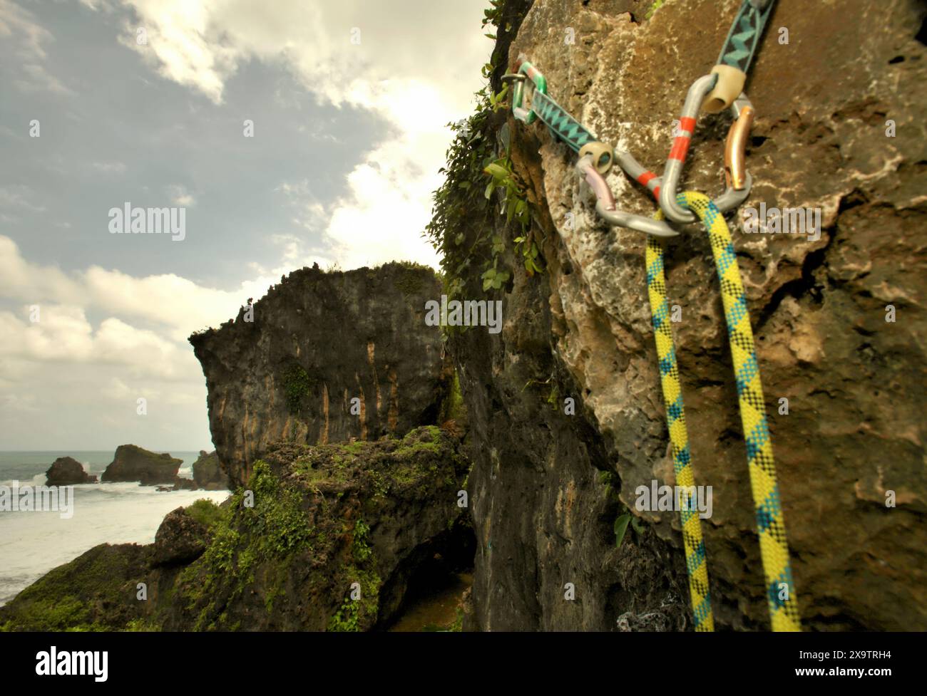 Bolted hangers with runners and a rope that are installed as an anchor