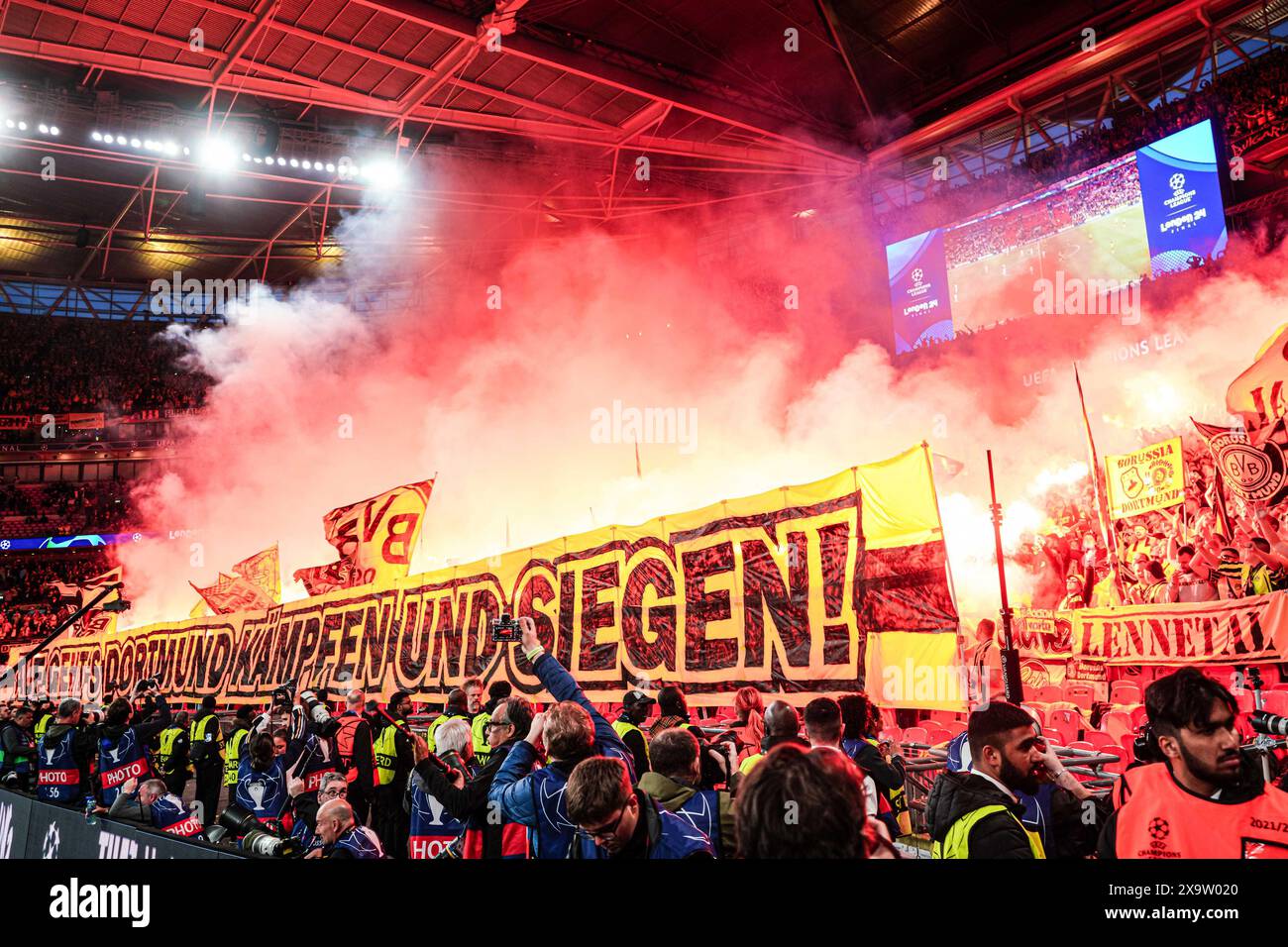 Pyrotechnik/Begalo Fans/Ultras Borussia Dortmund ENG, Borussia Dortmund ...