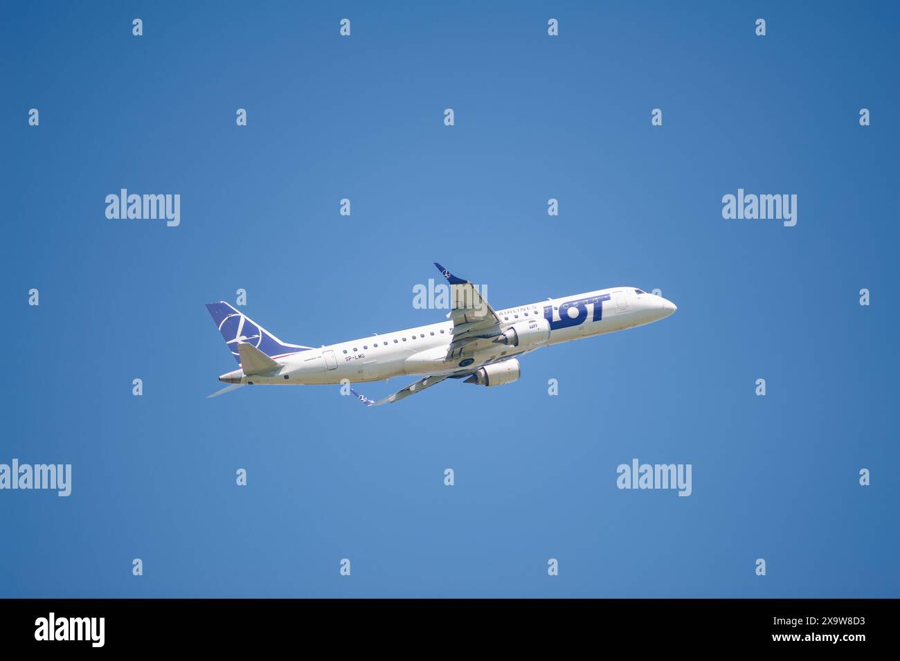 Embraer erj 190 100 hi-res stock photography and images - Alamy